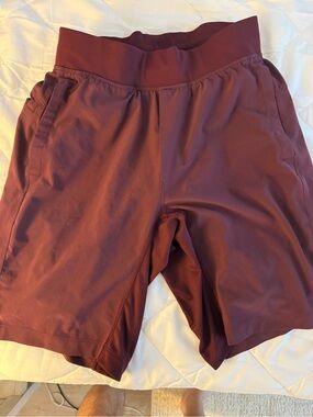 lululemon athletica Men's Athletic Shorts in Burgundy. Liner Spandex